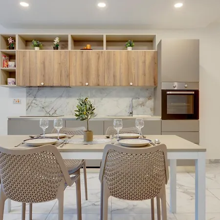 Stylish 2br Getaway Steps From The Promenade *