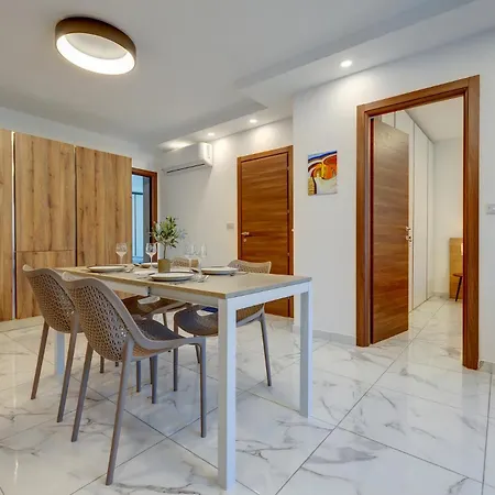 Stylish 2br Getaway Steps From The Promenade *