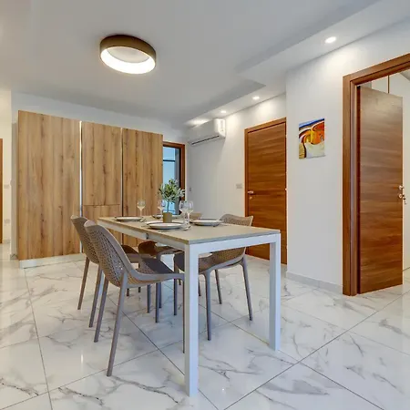 Stylish 2br Getaway Steps From The Promenade