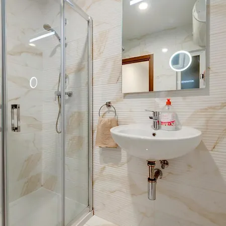 Stylish 2br Getaway Steps From The Promenade *